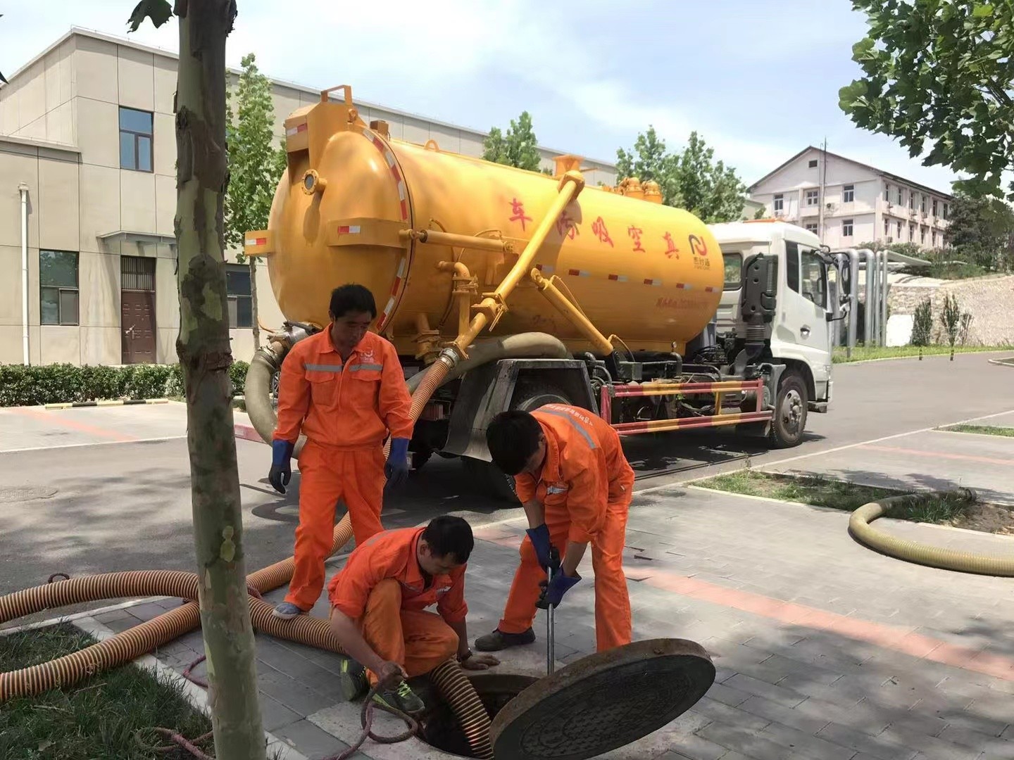 海陵管道疏通车停在窨井附近