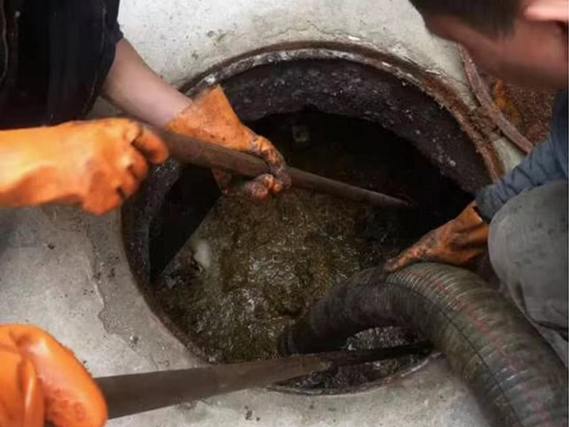 海陵清理化粪池时如何避免沼气的危害？